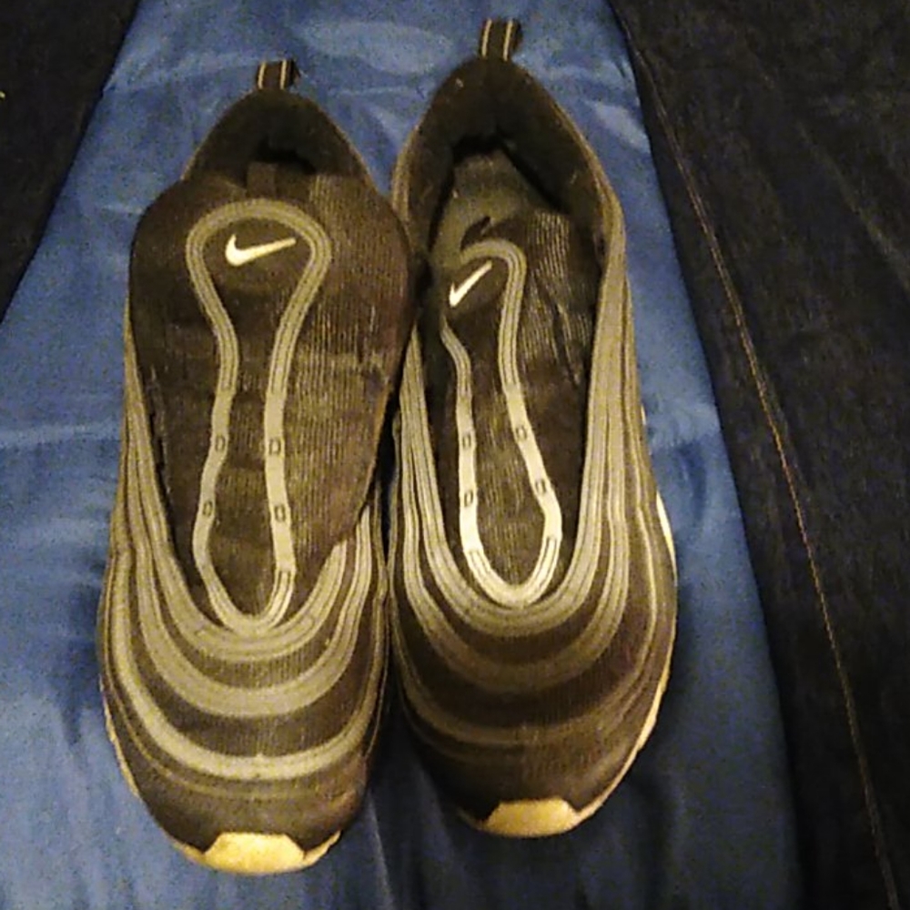 Tennis shoes